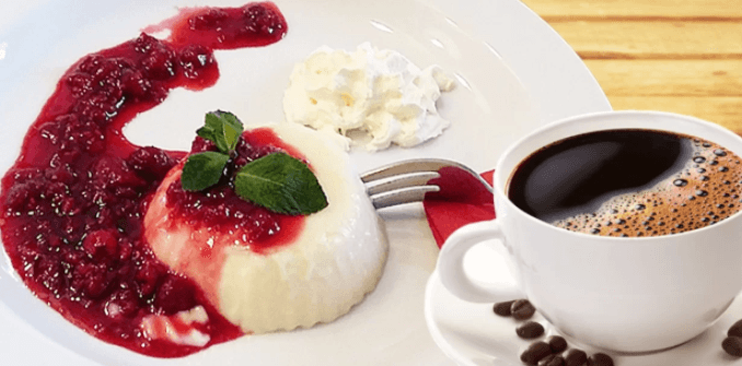 Parádní cappuccino nebo káva a dezert panna cotta