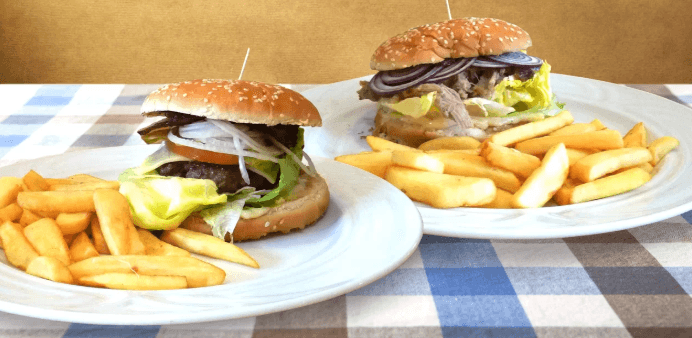 Dva burgery s vepřovým a hovězím masem + hranolky