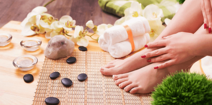 Mokrá pedikúra s reflexní masáží či modeláž nehtů