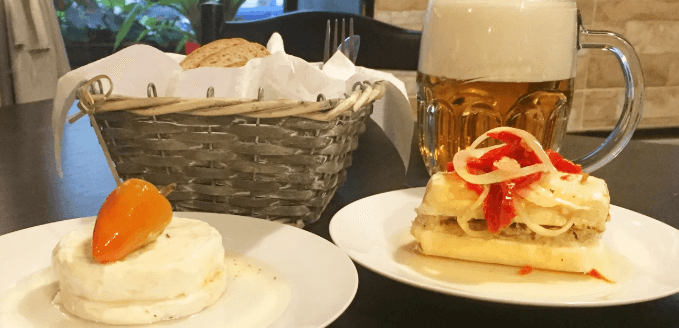 Pilsner urquell a nakládaný sýr podle výběru 