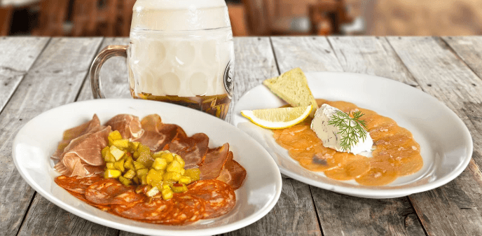 Teplé i studené tapas a šnyt piva pro dva