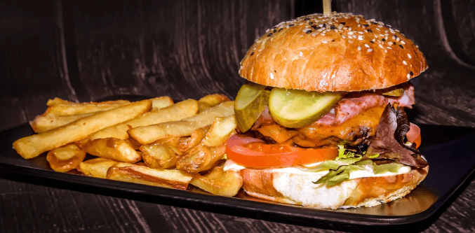 2× Beef burger Deluxe a hranolky