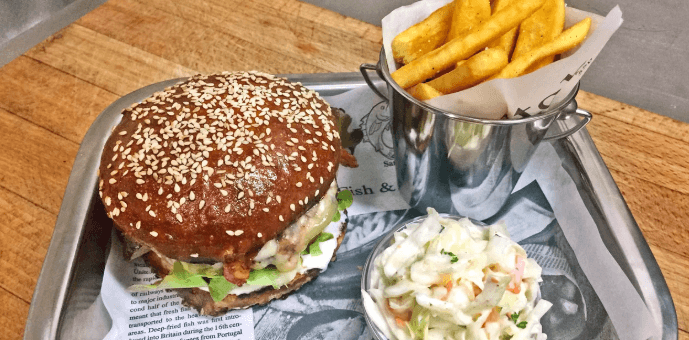 Burger, cibulové kroužky, hranolky a salát