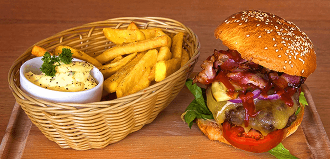 Burger se 175 g masa, steakové hranolky a omáčka