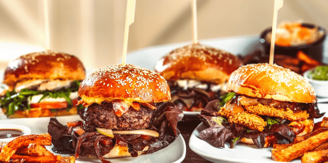 Hovězí, kuřecí nebo vege burger, hranolky a salát