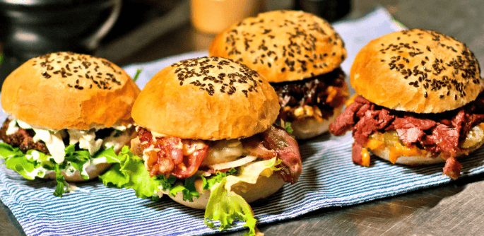 Jehněčí nebo Bacon Cheese Burger v domácí bulce