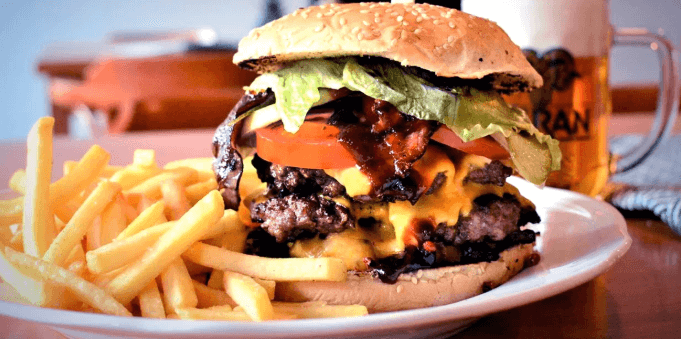 Buffalo chicken burger 150 g a hranolky