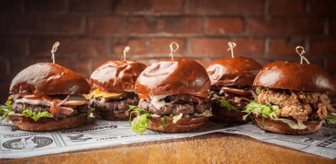 1× Bacon burger, hranolky, dip, pivo