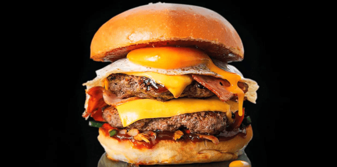 Hamburger dle výběru, hranolky, salát i pití 