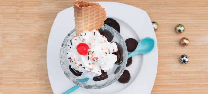 Dva zmrzlinové poháry se sušenkou Oreo