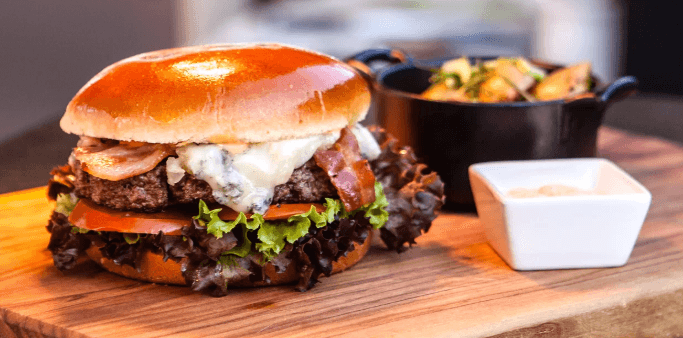 Burger z argentin. hovězího a brambory grenaille