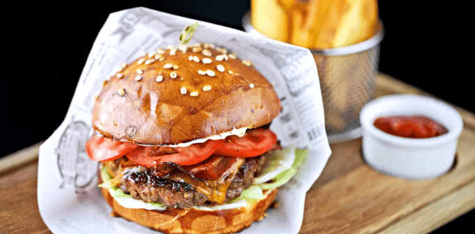 Hovězí burger 1869 připravený na pivu