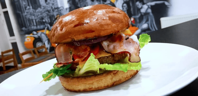 Delikátní burger menu s porcí hranolek a salátem