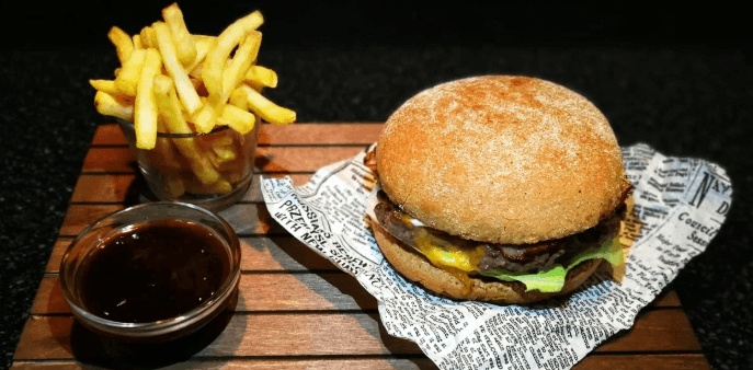 Rustikální burger s hranolky a domácím dipem