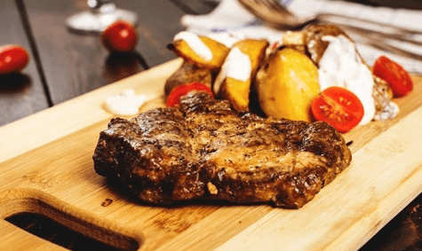 Marinovaná vepřová krkovice s přílohou a pivem