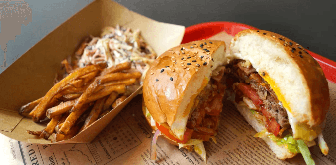 Coyote burger se salátem či hranolky