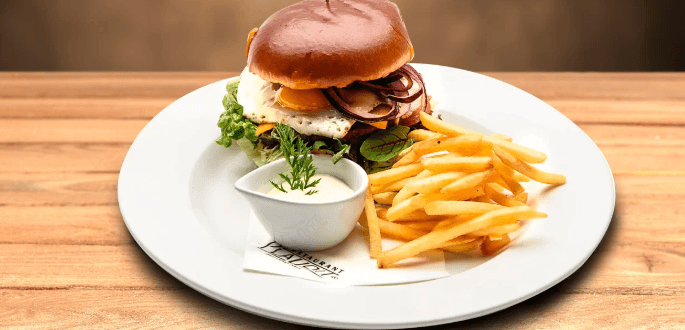 Hovězí burger s čedarem, vajíčkem a hranolky