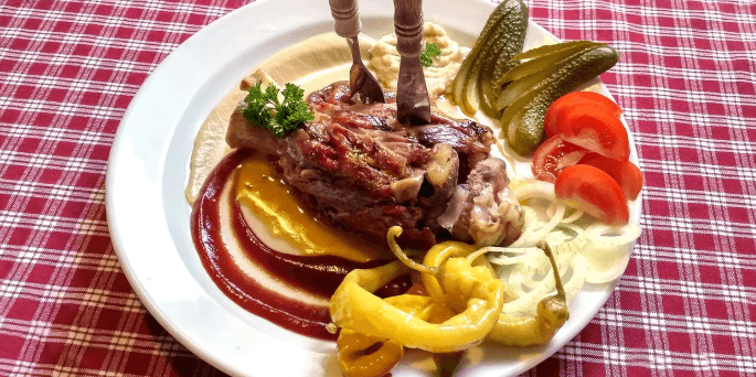 Pečené vepřové koleno s pečivem a oblohou