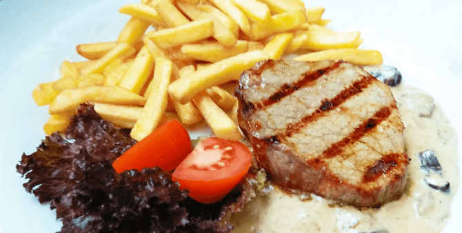 Round steak na grilu, s omáčkou i přílohou