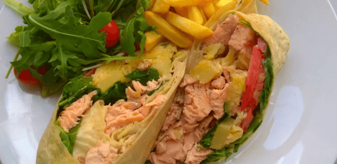 Tortilla s grilovaným lososem,zeleninou a hranolky