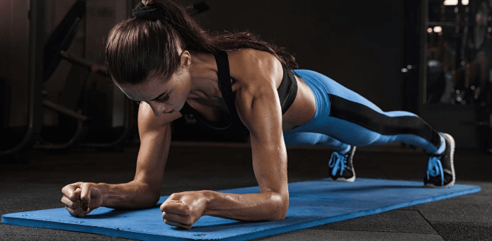 Lekce fitness pro ženy pod vedením trenérky