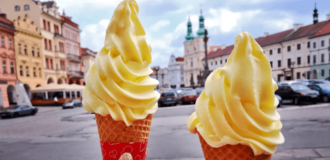 Dvě velké točené zmrzliny ve vaflovém kornoutku