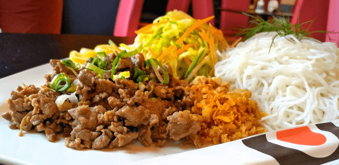 Bun Nem nebo Bún bò Nam Bô