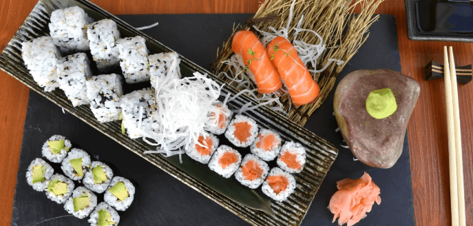 24 kousků lahodného sushi