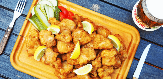1,5 kg kuřecích a vepřových řízků na fošně