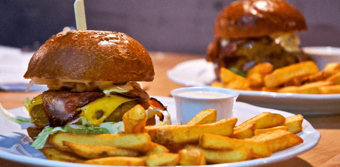 1× burger podle výběru + 1× hranolky 