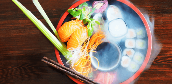 Sushi sety podávané na suchém ledu