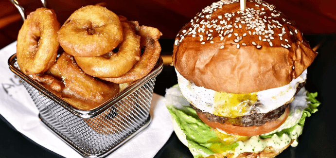 Burger s domácími hranolky nebo cibulovými kroužky