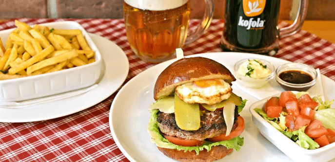 Americký burger „dvouručák“ s pivem nebo kofolou