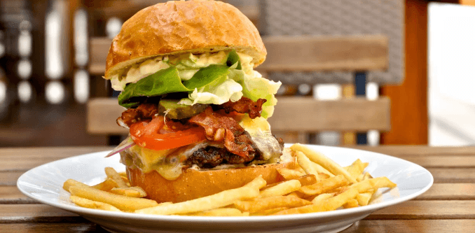 Hovězí burger s čedarem, slaninou a hranolky