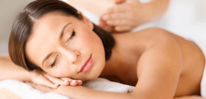 Sportovní masáž s použitím relaxačního oleje