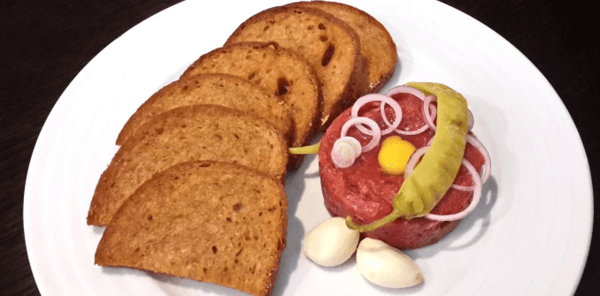 150g tatarák v Radničním sklípku