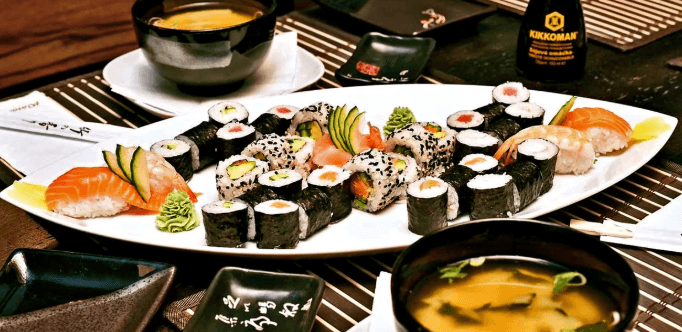 24 kusů sushi + 1 polévka