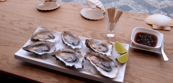 Ústřice s limetkou či citronem a sklenka Prosecca