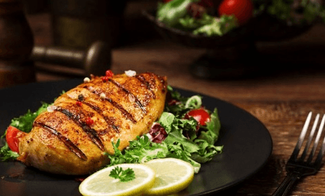 Marinovaný kuřecí steak s hranolkami 