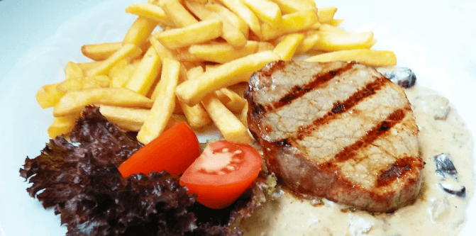 Round steak na grilu, s omáčkou i přílohou