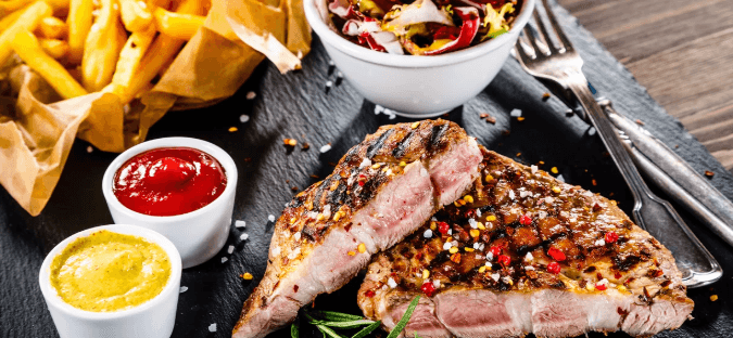 3 druhy steaků, salát, hranolky a dezert pro 2