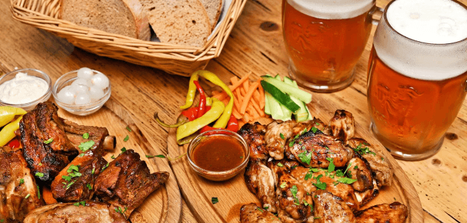 2 půllitry piva, 600 g žeber a ½ kila BBQ křídel