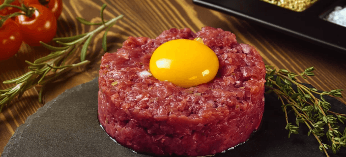 150g tatarák + 6 půlek topinek