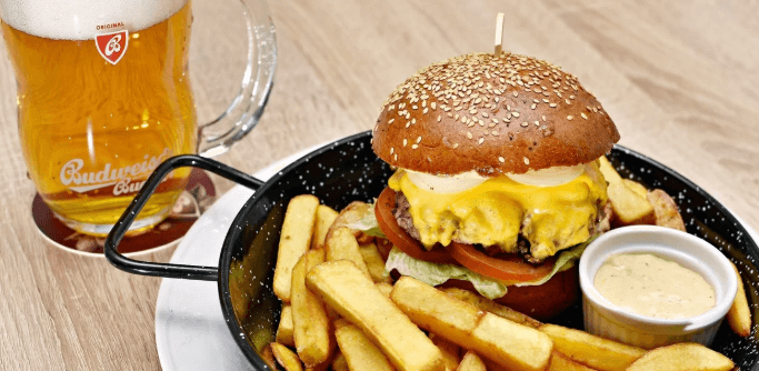 Hovězí burger v sezamové bulce s přílohou