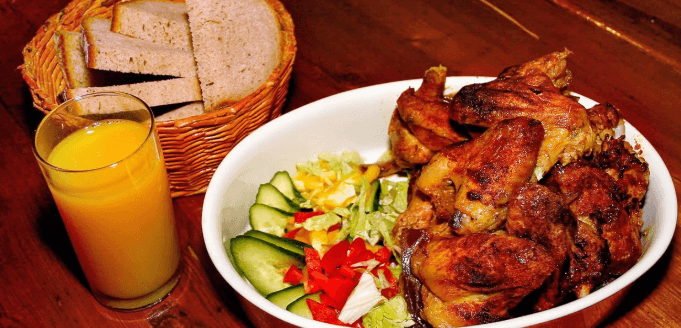 2 kg pečených kuřecích křídel a nápoj dle výběru