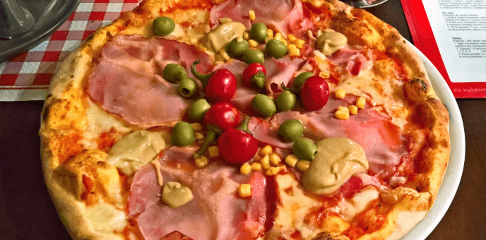 Pizza z nabídky 27 druhů a ledový čaj 