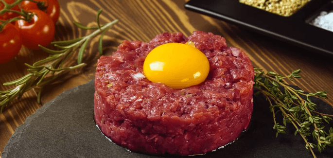 400 g míchaného tatarského bifteku + topinky