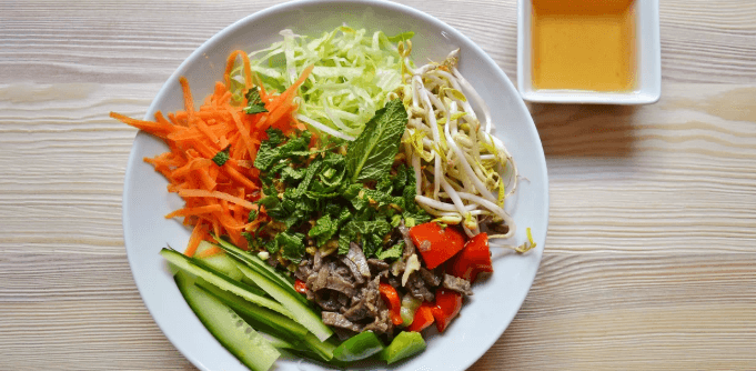 Veganské Bún bò Nam Bộ nebo Bún Chả