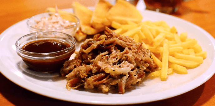 Vepřové trhané maso se salátem coleslaw