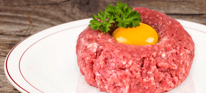 Čerstvě namíchaný hovězí tatarák 150 g + topinky